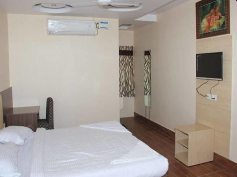 Oyo 13494 Hotel Nakshatra Inn Hyderabad Exterior foto