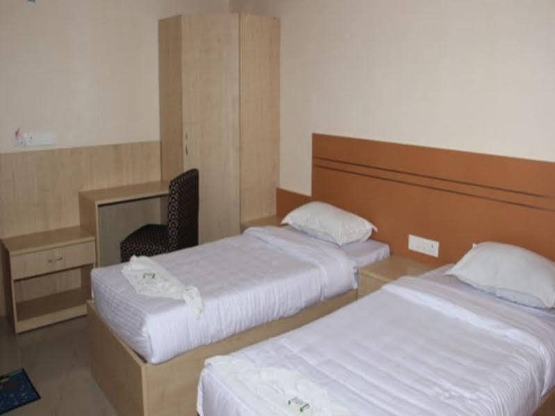 Oyo 13494 Hotel Nakshatra Inn Hyderabad Exterior foto